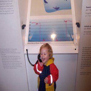 Ein kleiner Junge telefoniert mit dem Handy