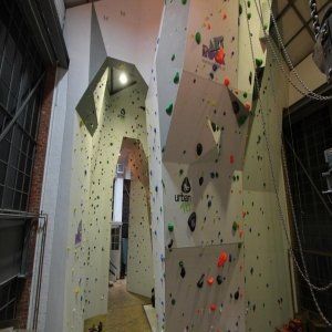 Inennansicht Kletterwand in KLETTERHALLE URBAN APES IN LÜBECK