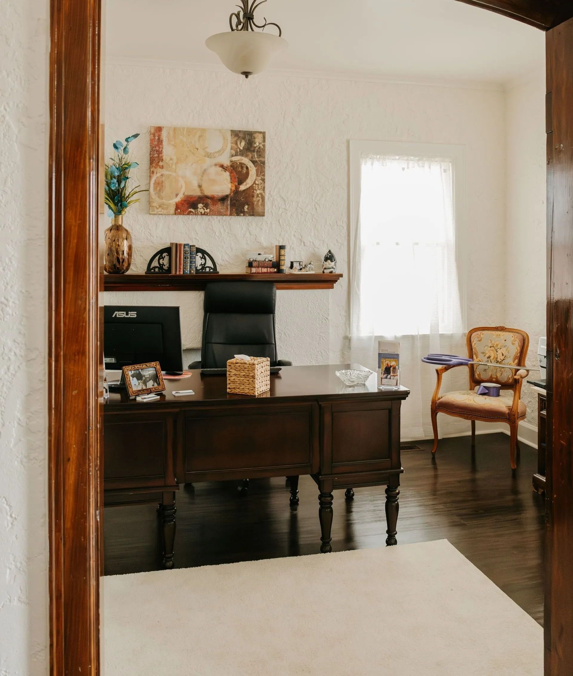 A room with a desk and chairs in it