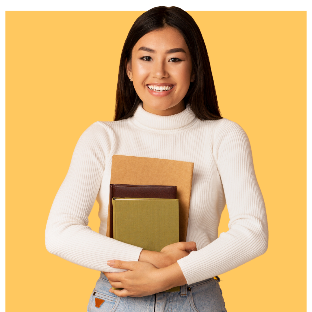 Jovem sorridente segurando livros, vestindo um suéter branco de gola alta sobre um fundo amarelo.