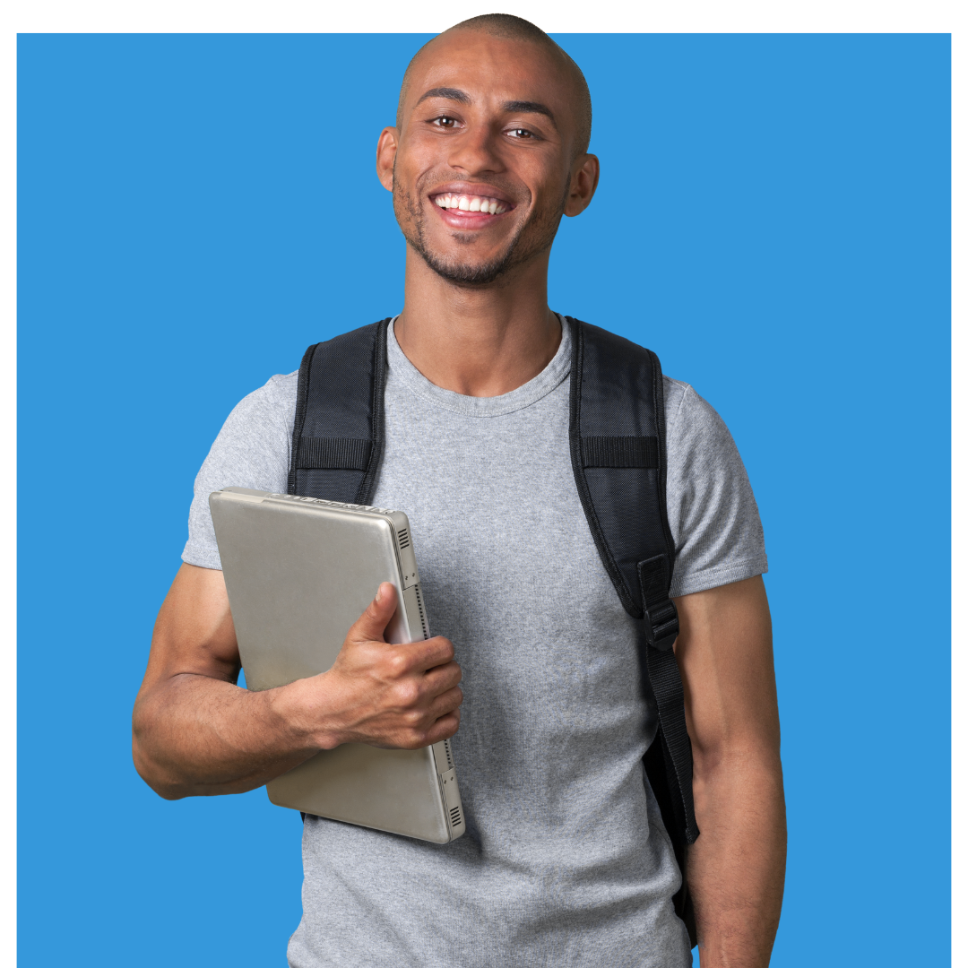 Homem sorridente com mochila e laptop em fundo azul.