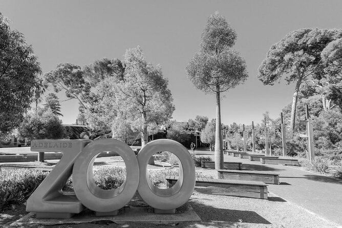 Foto em preto e branco de uma placa de