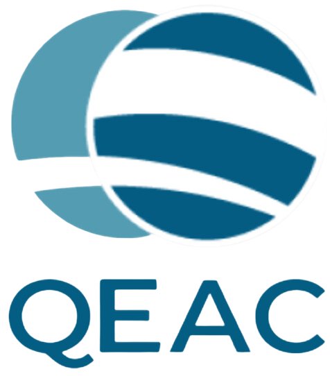 Logotipo da QEAC: círculos interligados com linhas horizontais; azul-petróleo sobre fundo branco; texto