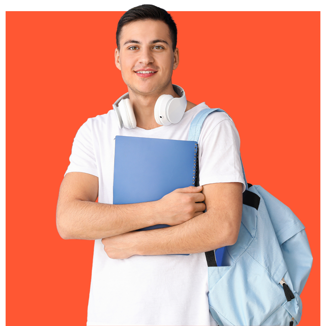 Jovem com fones de ouvido, livro e mochila sorri contra um fundo laranja.