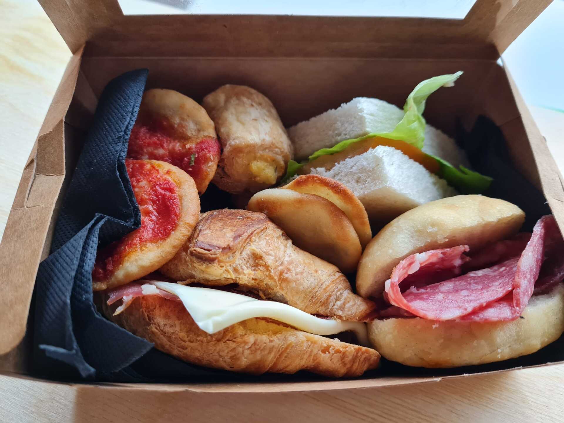 Box con prodotti da forno salati