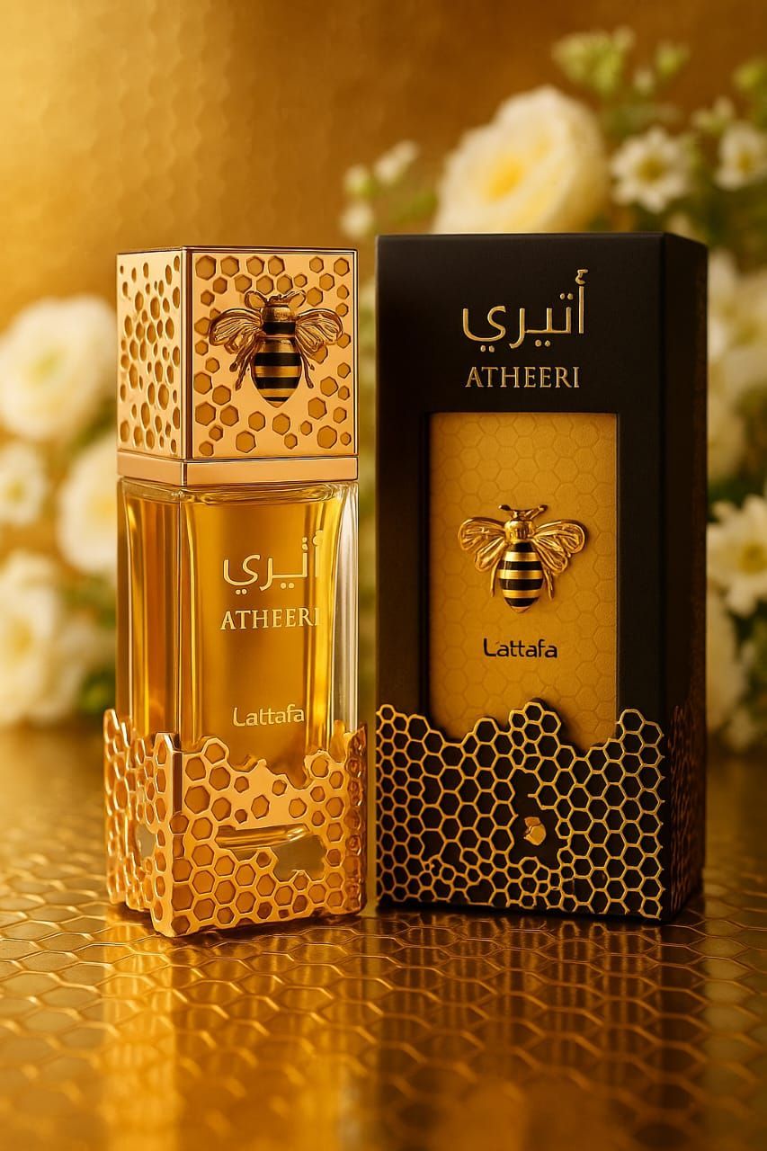 Mujer con vestido floral rosa, mangas abullonadas, llevando bolso, de pie.