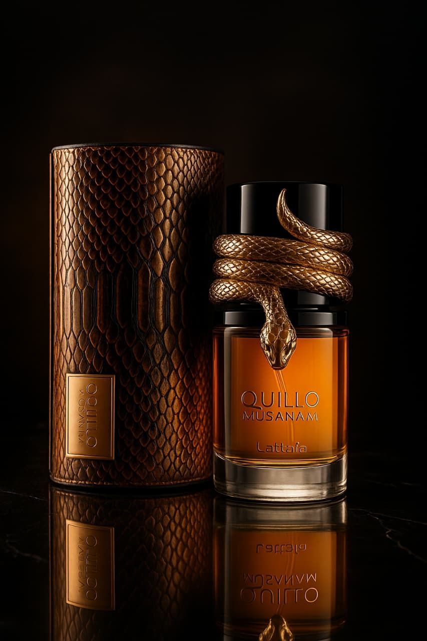 Frasco de perfume con una serpiente dorada enroscada, junto a un estuche cilíndrico texturizado sobre una superficie negra.