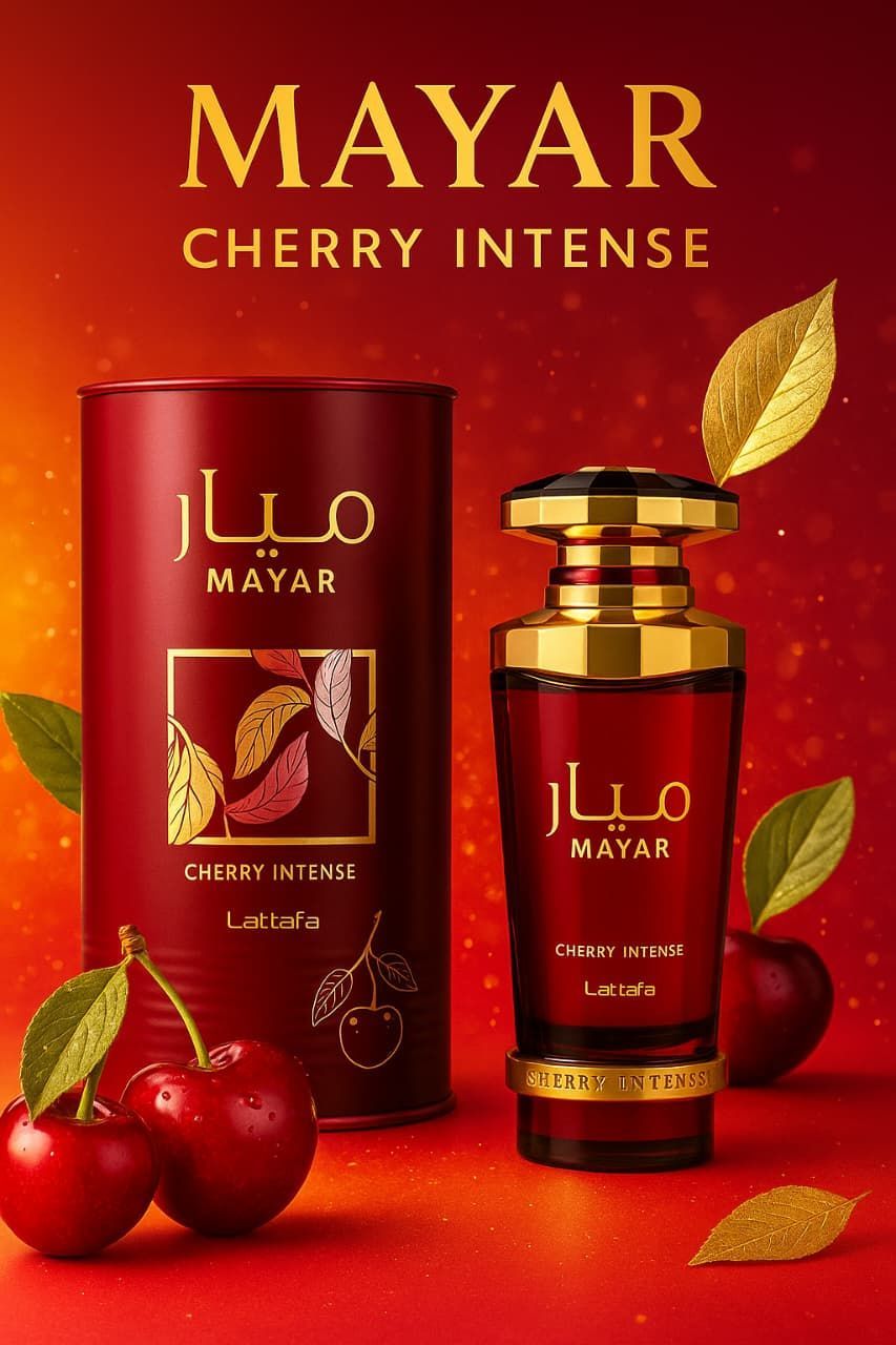 Mujer vestida con un pijama de satén con estampado de gato, sosteniendo una taza, sentada en una cama.