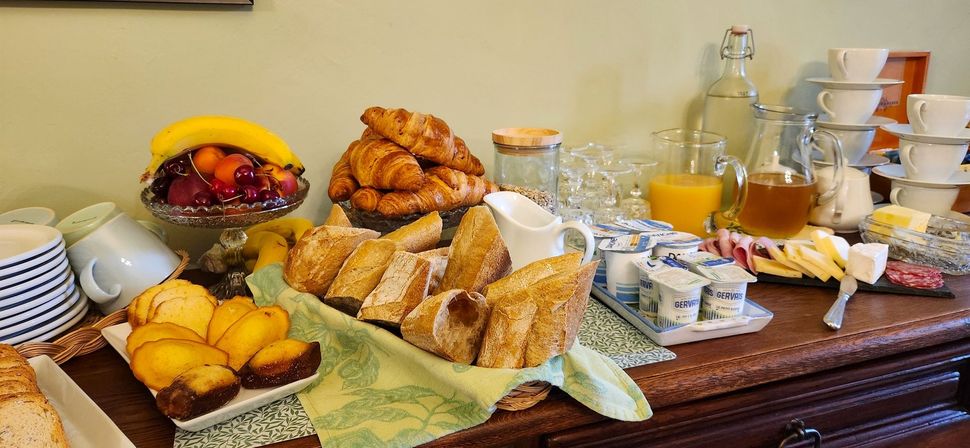 Une table garnie d'une variété de plats et de boissons.