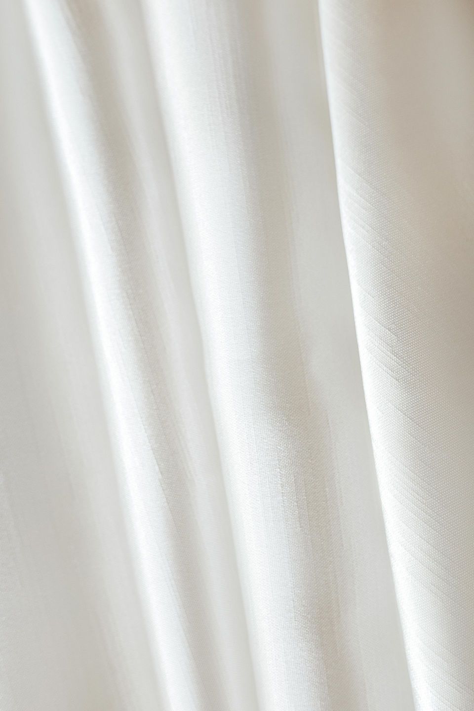 Treatment room with a white bed, decorative plants, and a bright light.