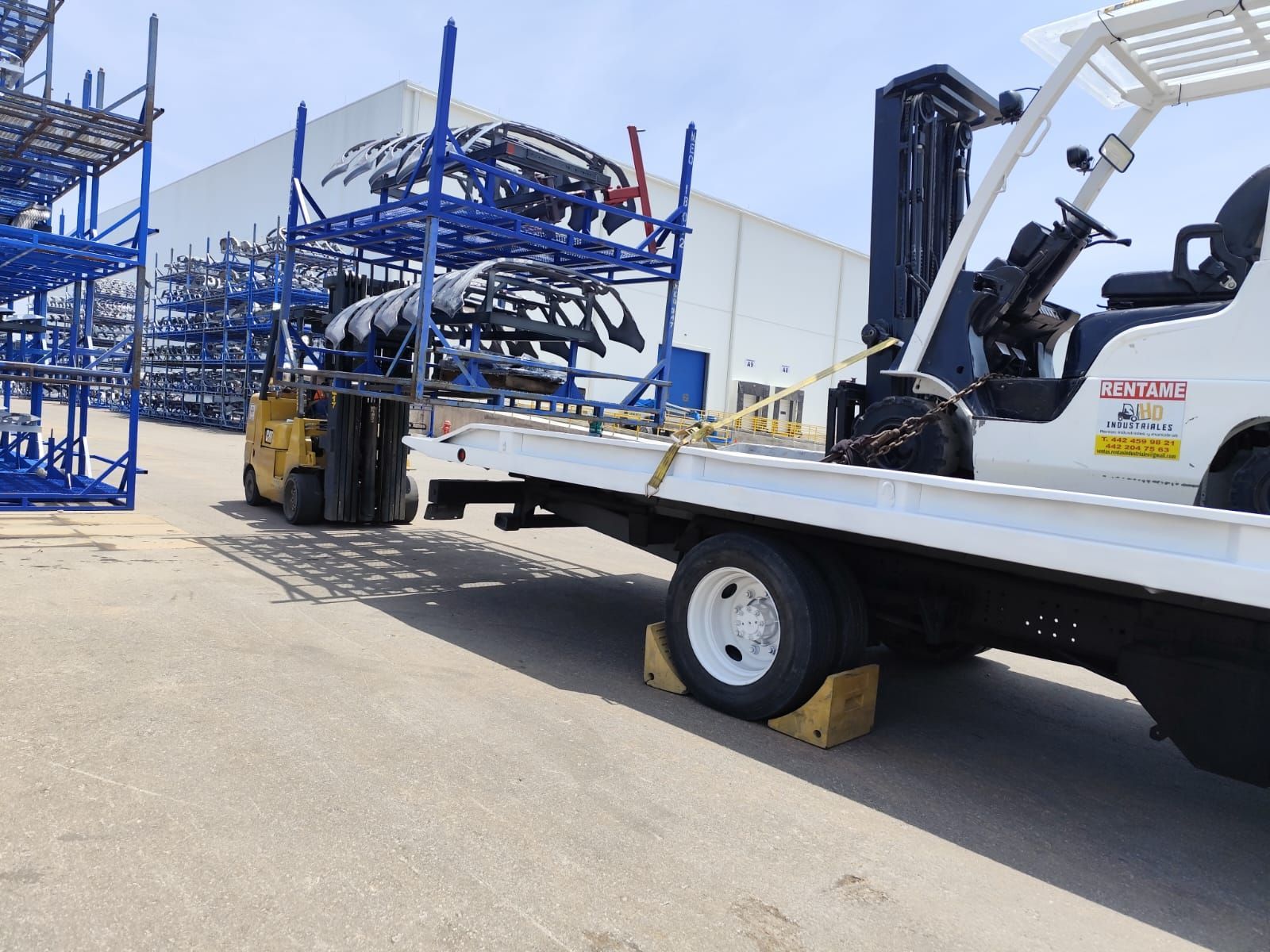 Una grúa con una carretilla elevadora en la parte trasera.