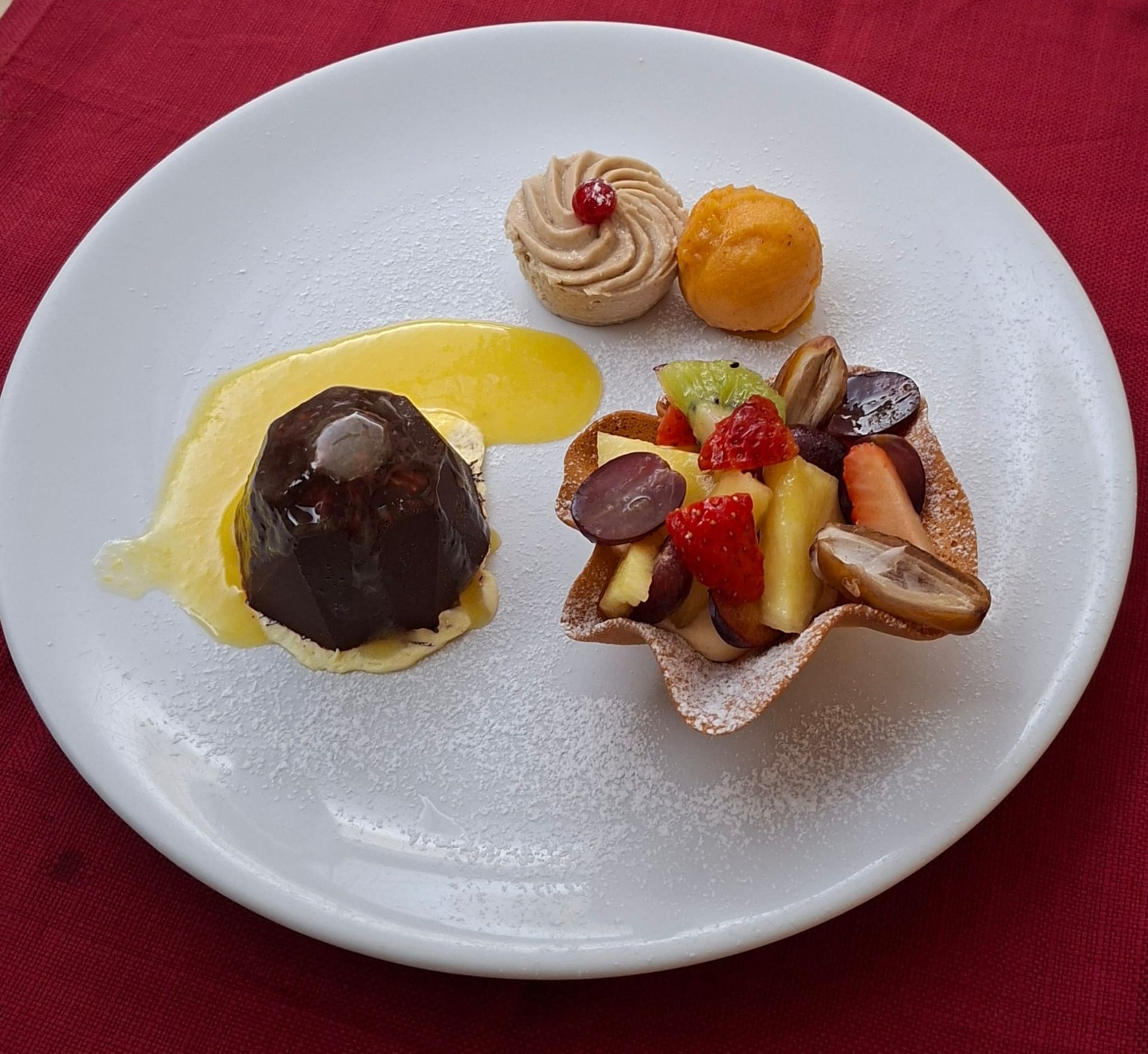 Piatto elegante con due cappelli di funghi, salsa gialla e guarnizione di foglie verdi.