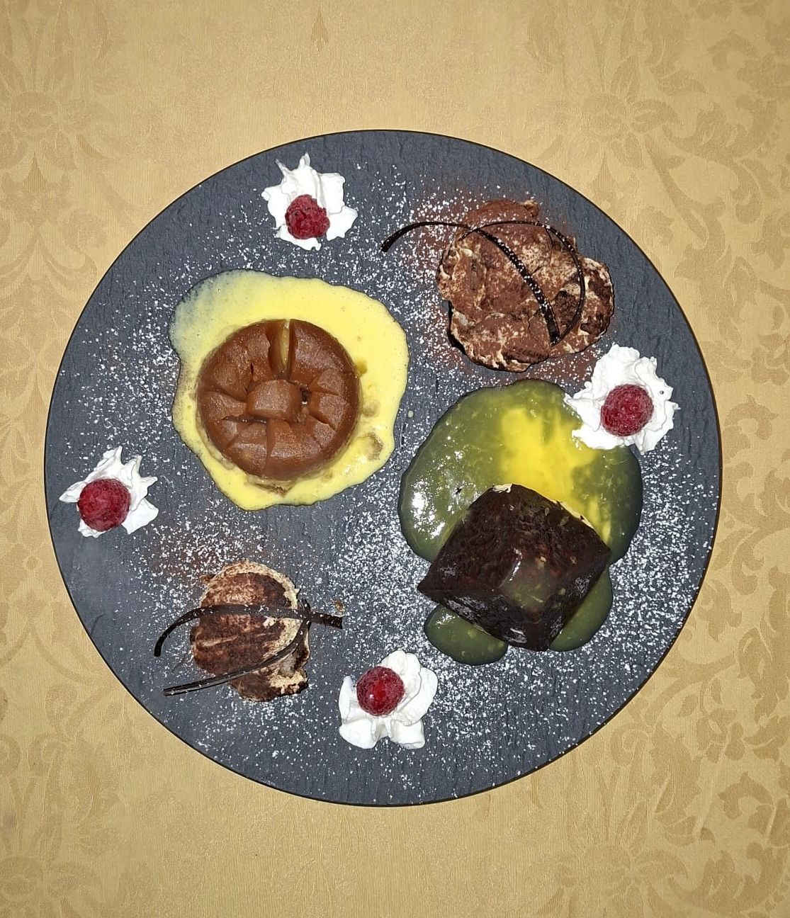 Piatto elegante con due cappelli di funghi, salsa gialla e guarnizione di foglie verdi.