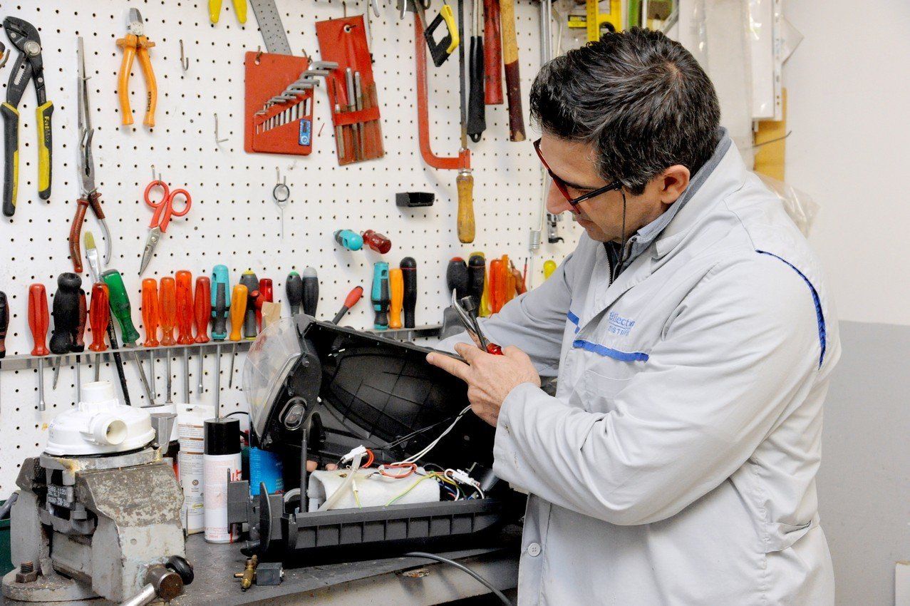 Tecnico che ripara elettrodomestico