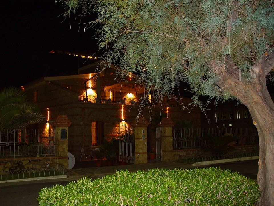 esterno del ristorante illuminato di sera