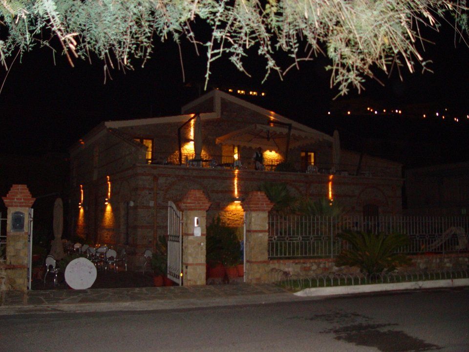 ingresso illuminato del ristorante di sera