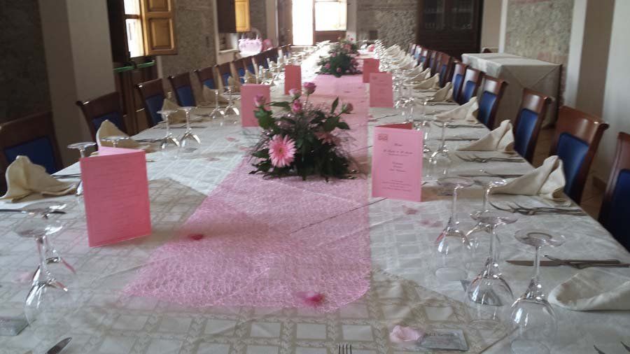 unica tavolata elegantemente preparata per ampia comitiva