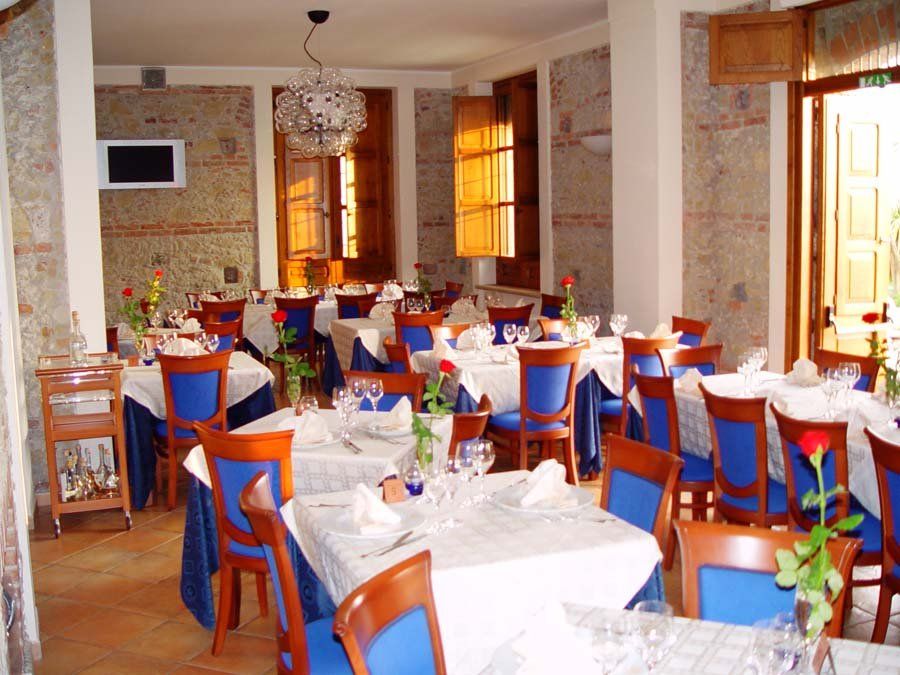 spaziosa sala a sedie blu