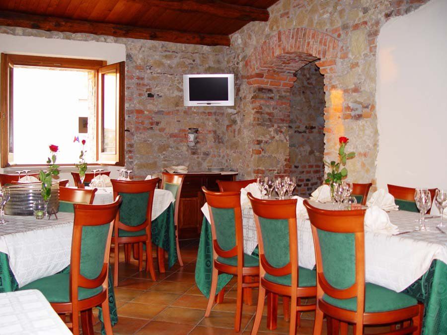 elegante sala con sedie verdi