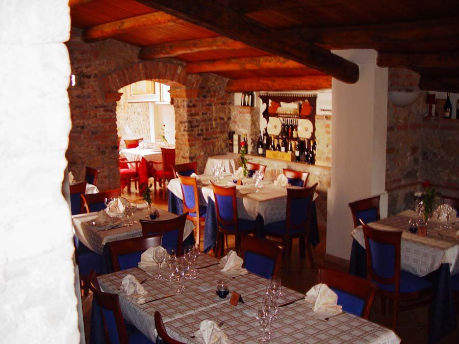 ampia sala con tavoli quadrati e sedie blu