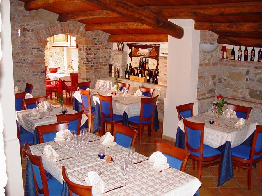 elegante sala interna in mattoni con tetto in legno