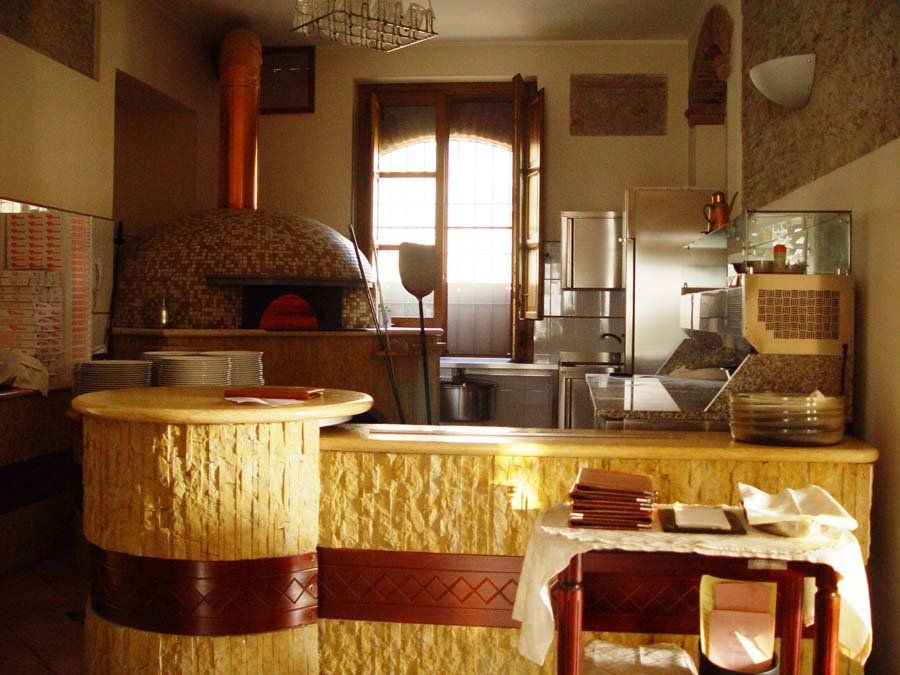 angolo pizzeria con forno a legna