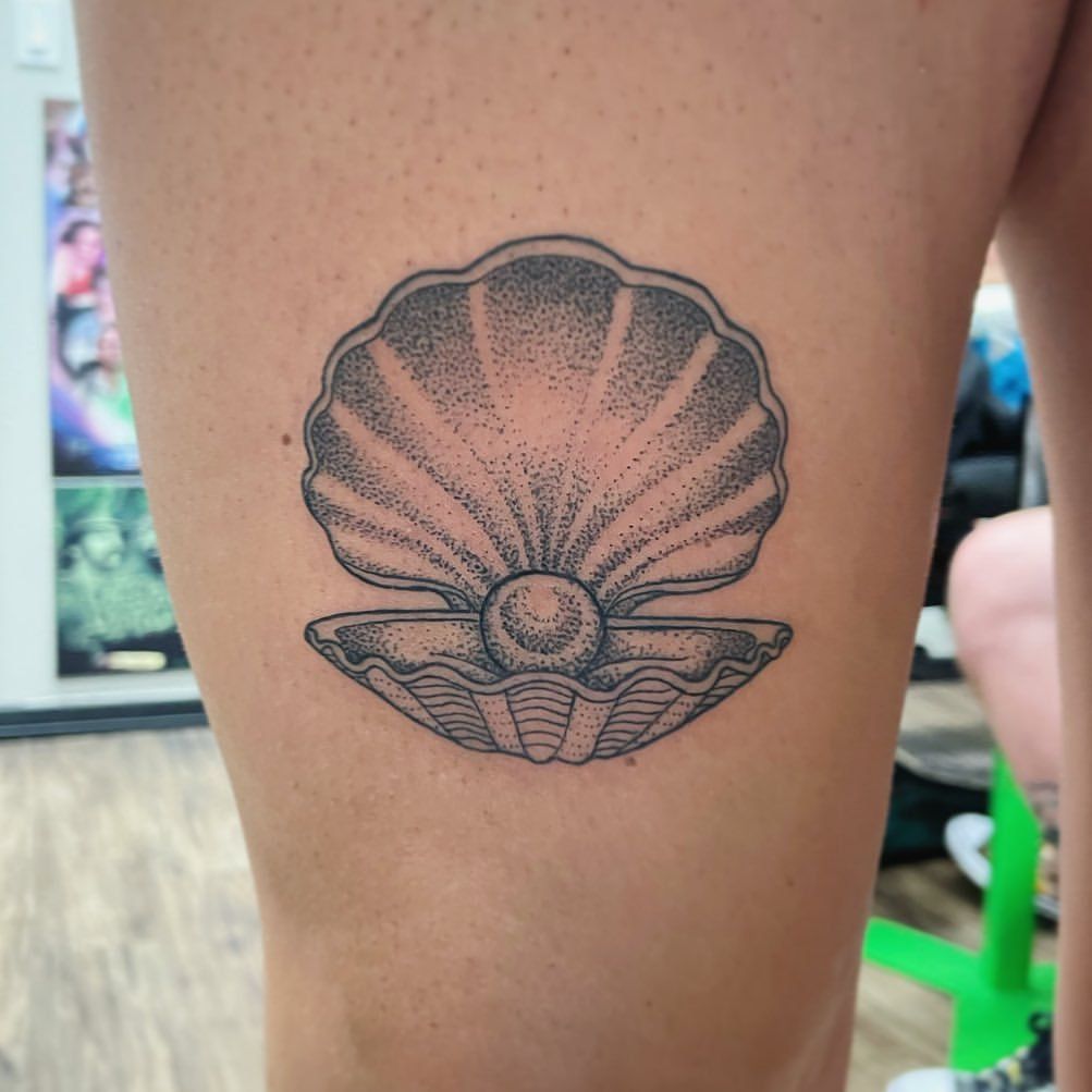 Clamshell and Peart Tattoo by Jess Alther at Black Gold Tattoo Co in Edmonton Alberta Canada