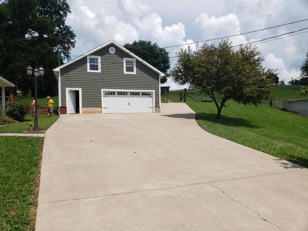 A garage with a driveway leading to it