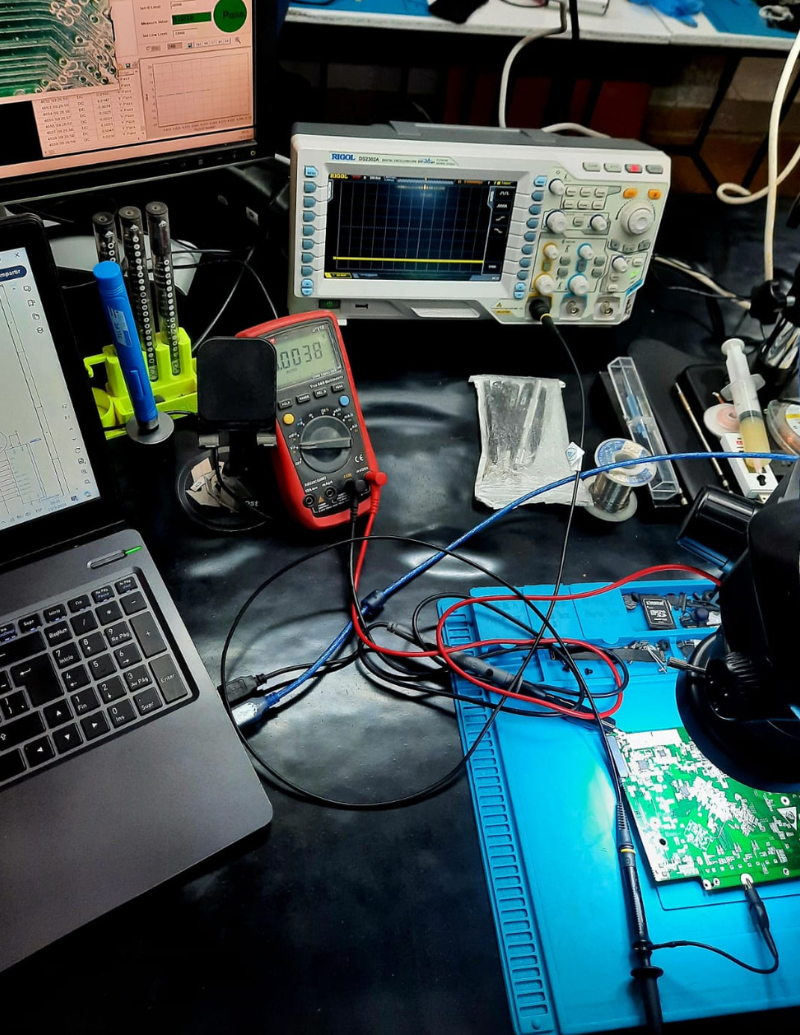 Laboratorio CM Informática: monitor, notebook, osciloscopio, tester, microscopio, soldador, fuente. Reparación de placas.