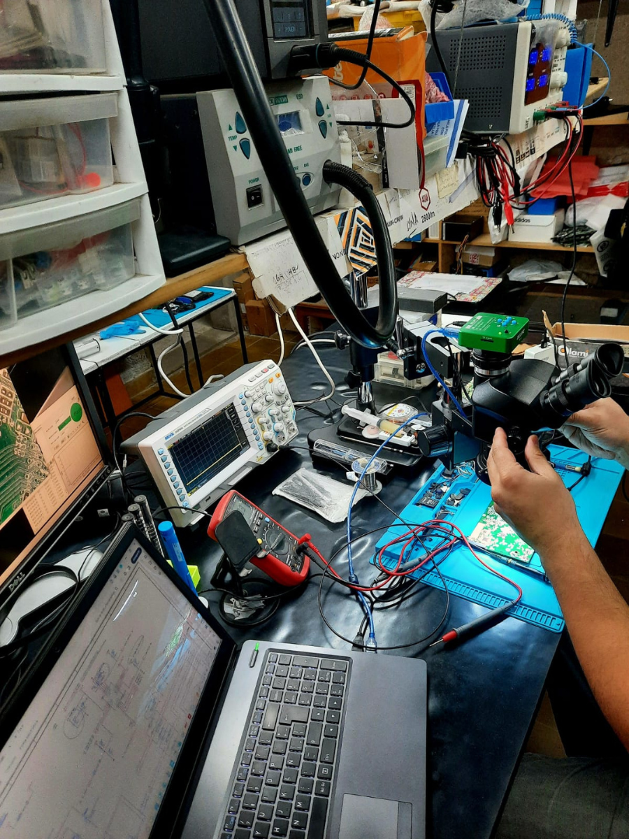 Laboratorio electrónico de CM Informática para diagnóstico y reparación de hardware