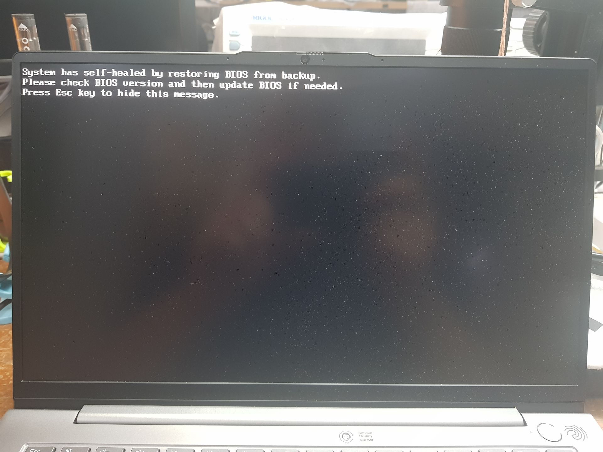 Pantalla de error ‘System has self‑healed by restoring BIOS from backup’ durante diagnóstico de BIOS dañada en CM Informática Bahía Blanca.