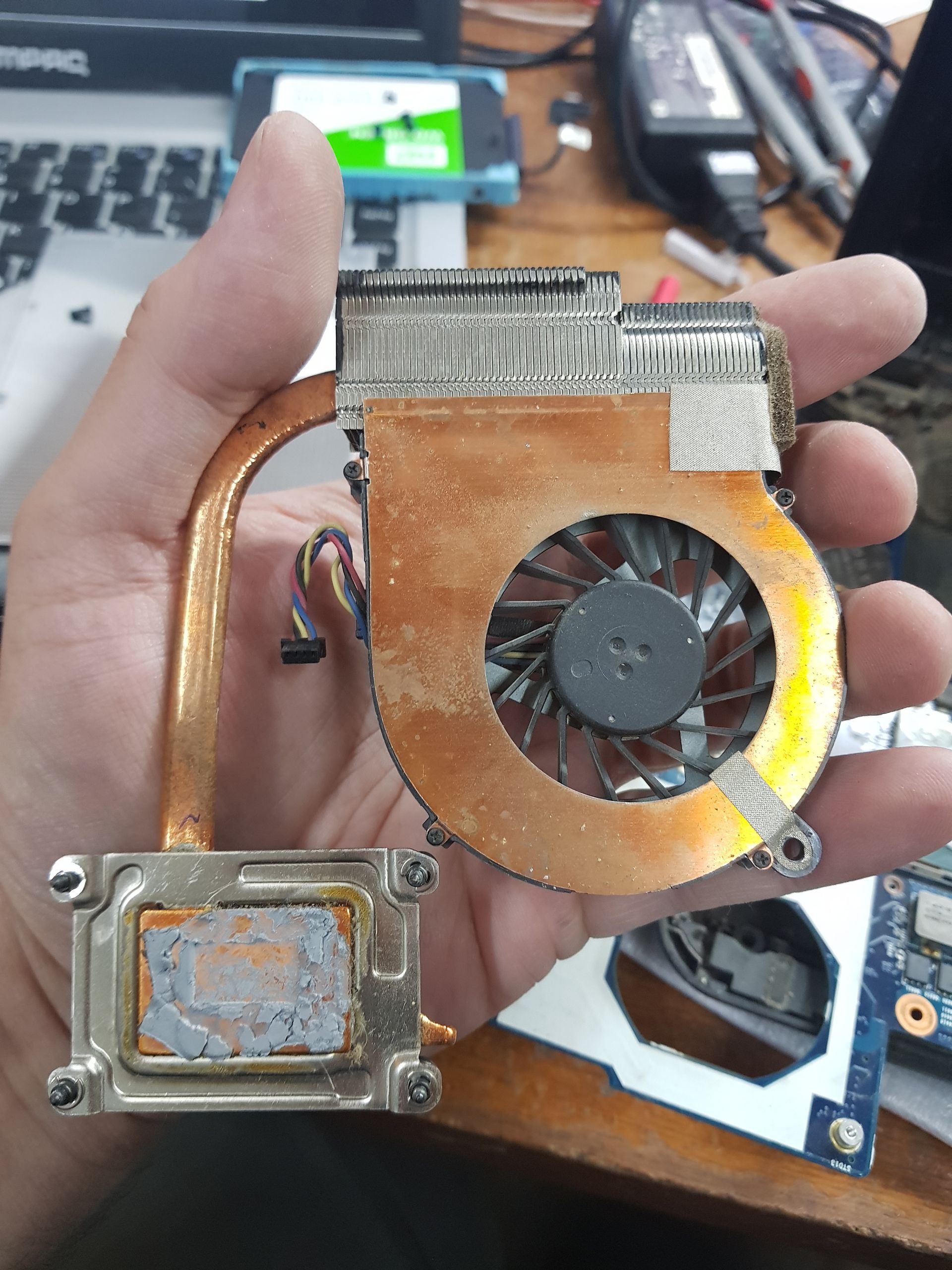 Disipador y cooler de notebook con pasta térmica seca durante diagnóstico de sobrecalentamiento en CM Informática Bahía Blanca.