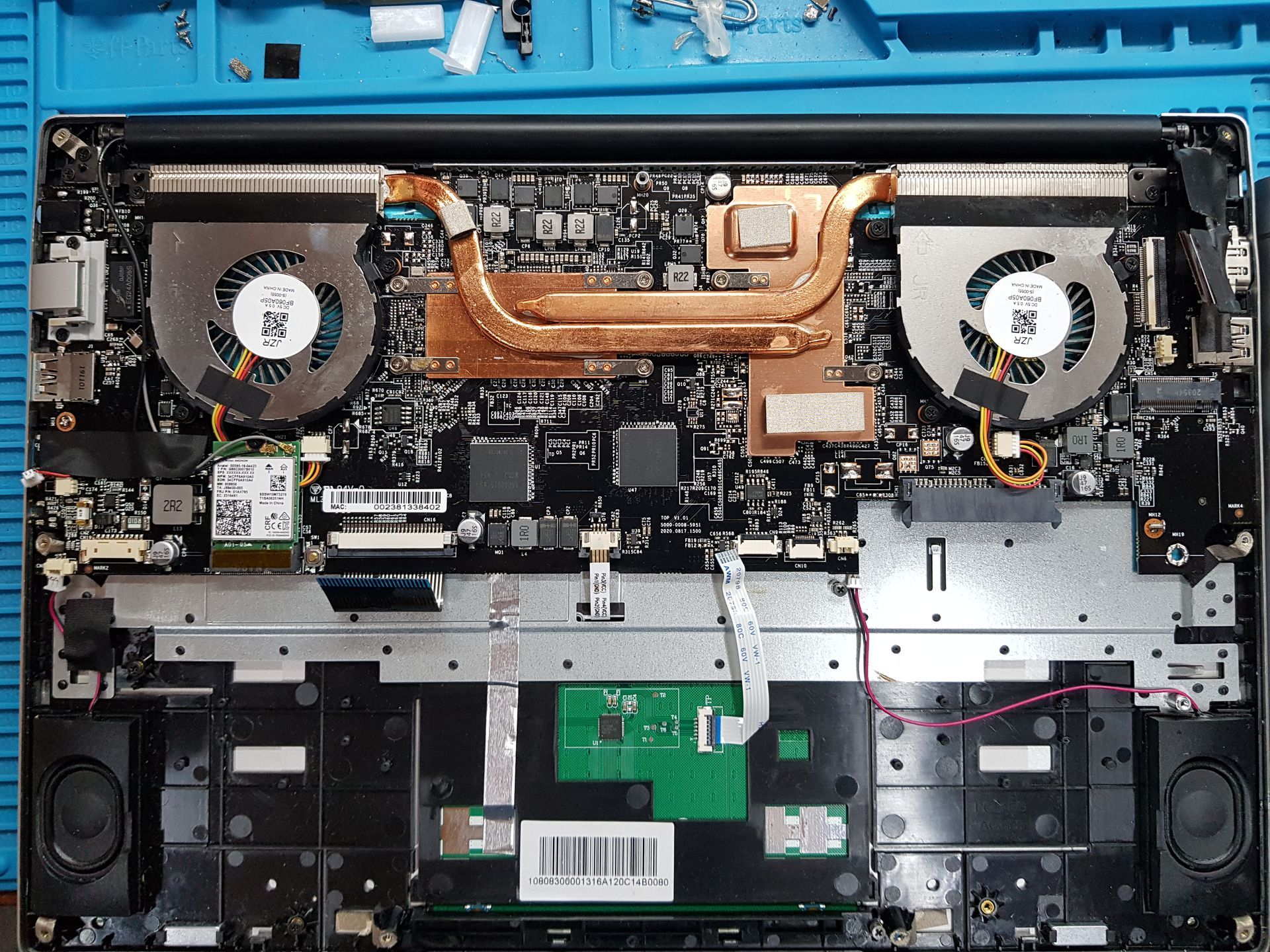 Notebook abierta mostrando sistema de refrigeración con doble cooler y heatpipe de cobre durante diagnóstico térmico en CM Informática Bahía Blanca.
