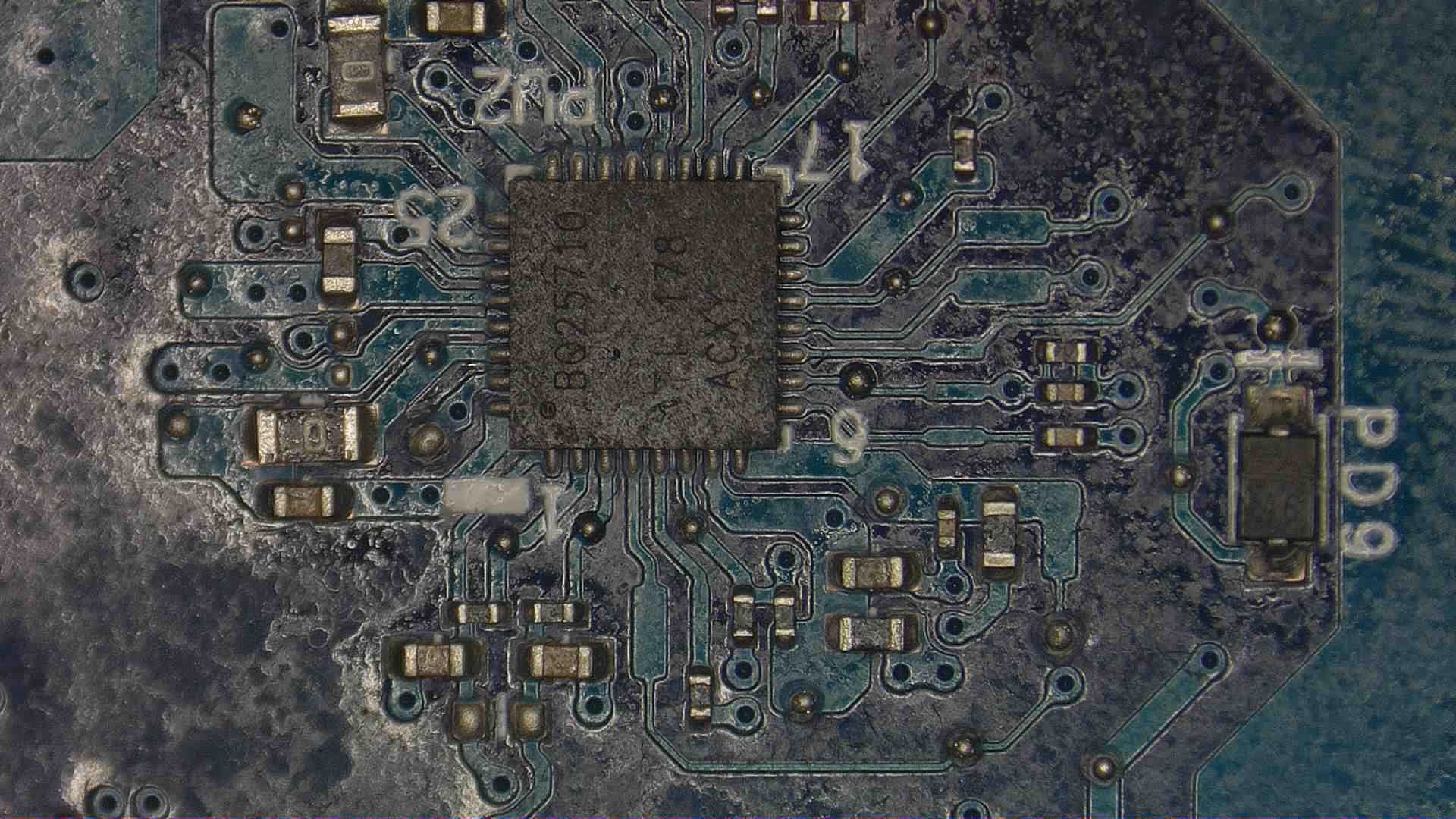 Chip BQ25710 y componentes del circuito de carga en placa de notebook durante diagnóstico electrónico en CM Informática Bahía Blanca.