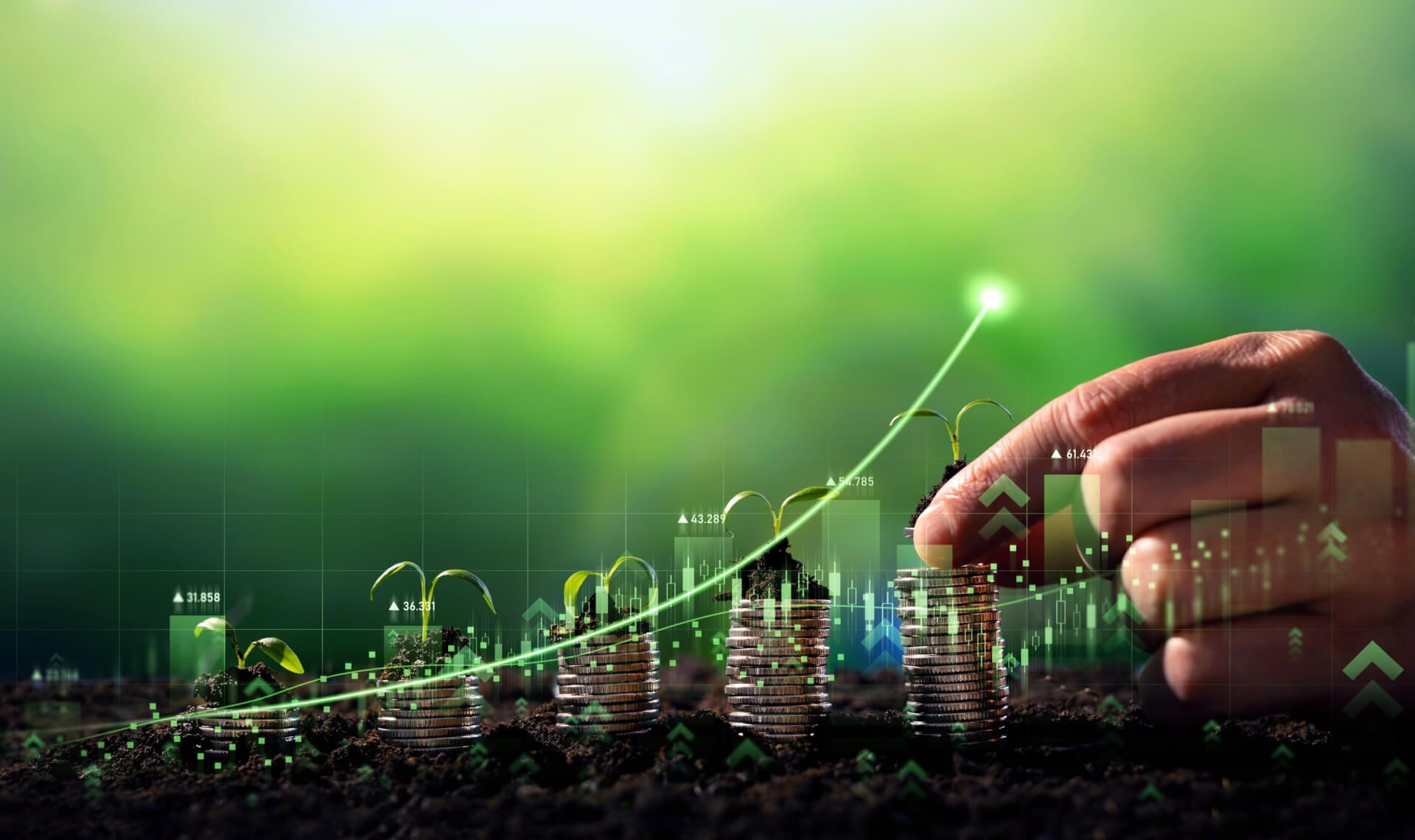 Hand voegt munt toe aan groeiende stapel, groene grafiek met opwaartse pijl, symbool voor financiële groei.