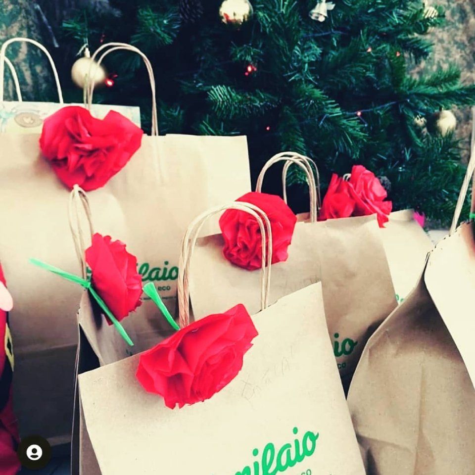 busta di carta bianca con fiore