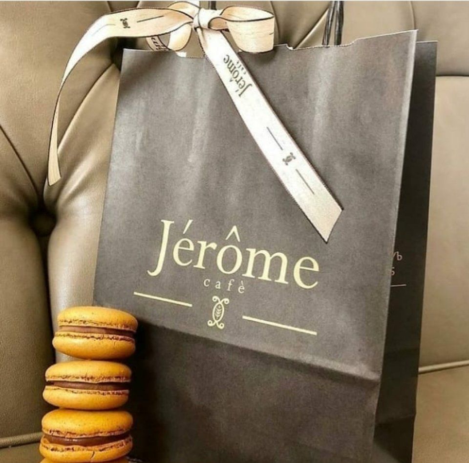 busta di carta con stampa elegante