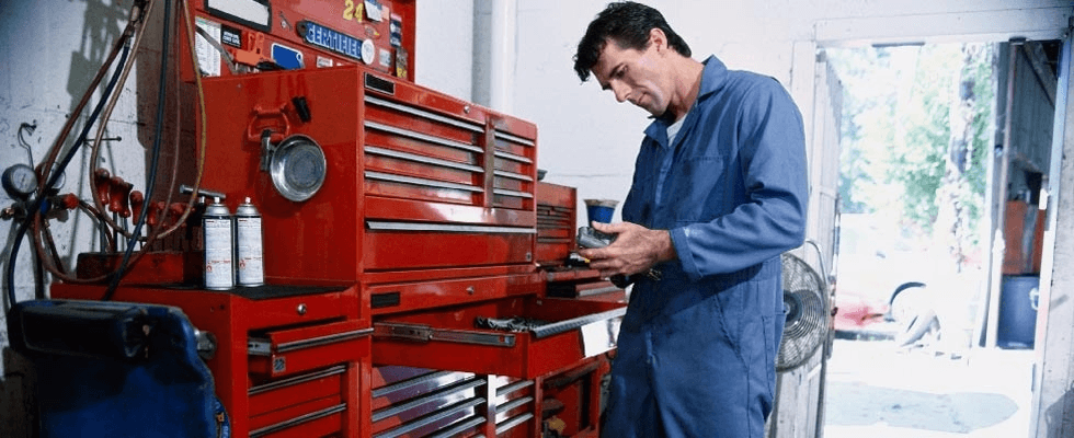 armadietto con strumenti per riparazioni auto