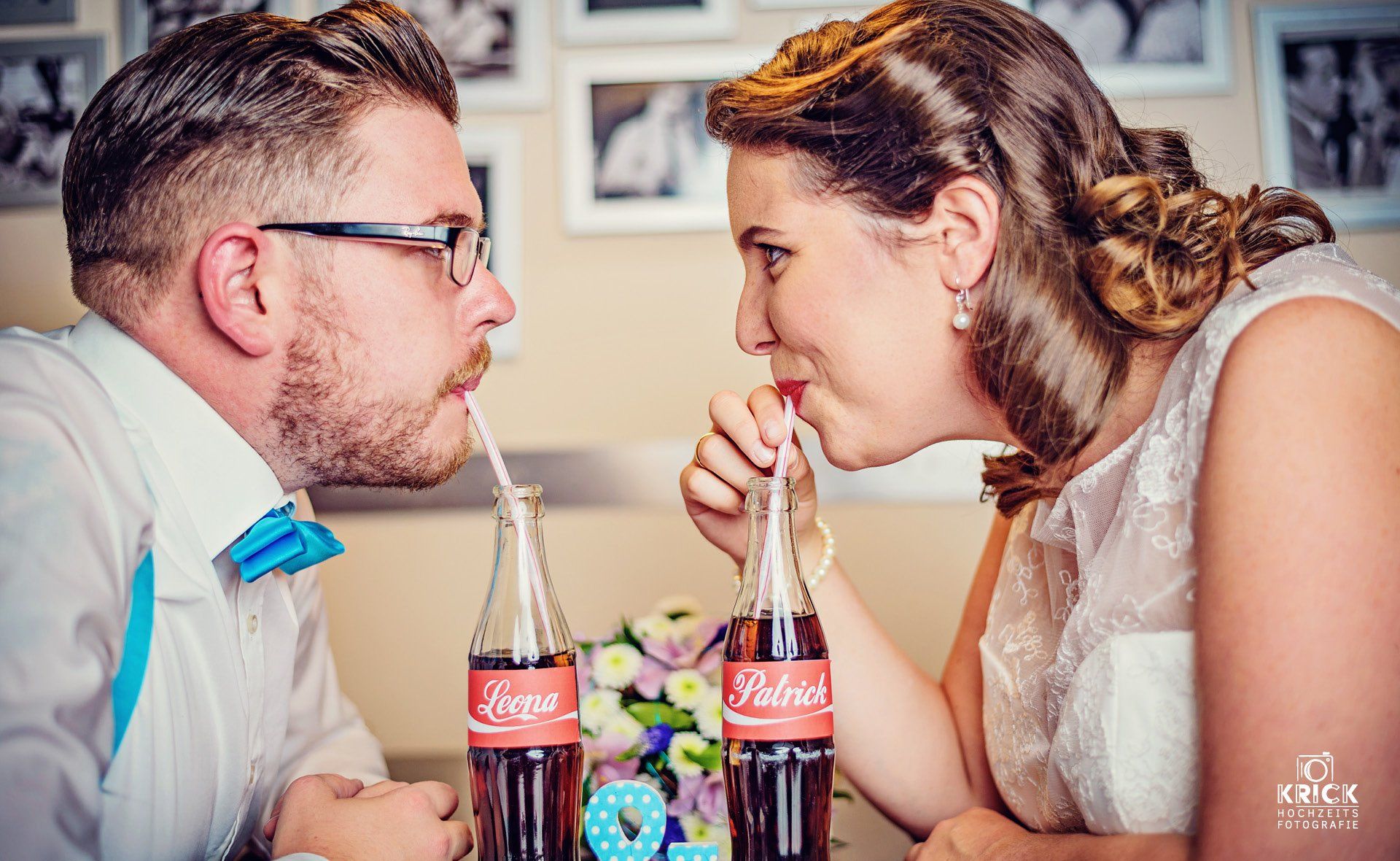 Ein Mann und eine Frau trinken Coca Cola mit Strohhalmen.