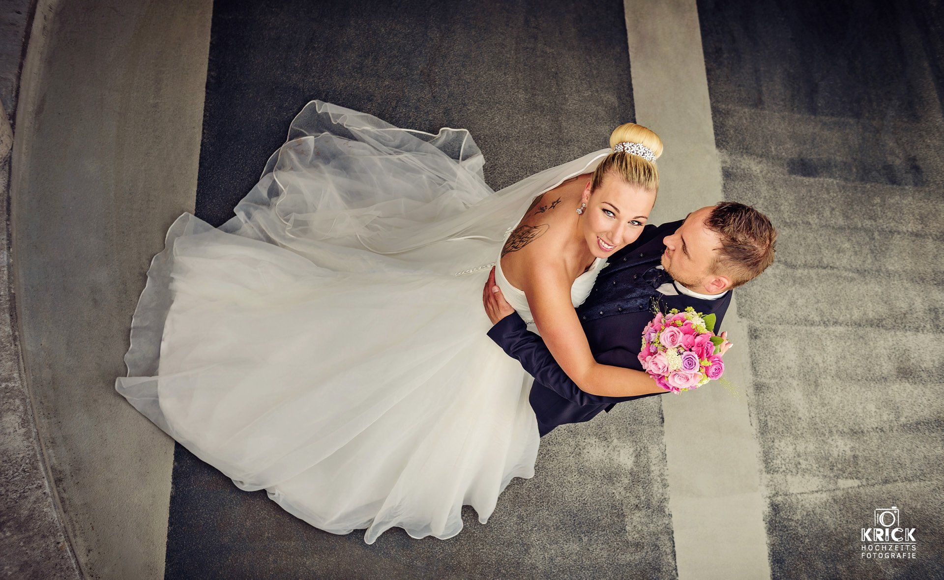 Braut und Bräutigam posieren an ihrem Hochzeitstag für ein Foto.