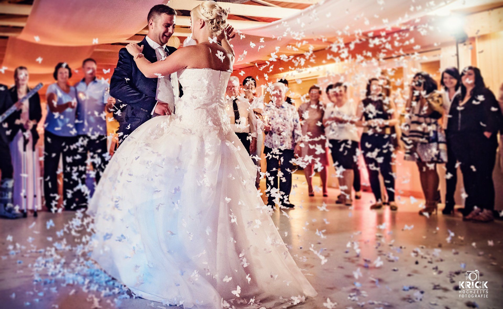 Eine Braut und ein Bräutigam tanzen ihren ersten Tanz bei ihrer Hochzeitsfeier.