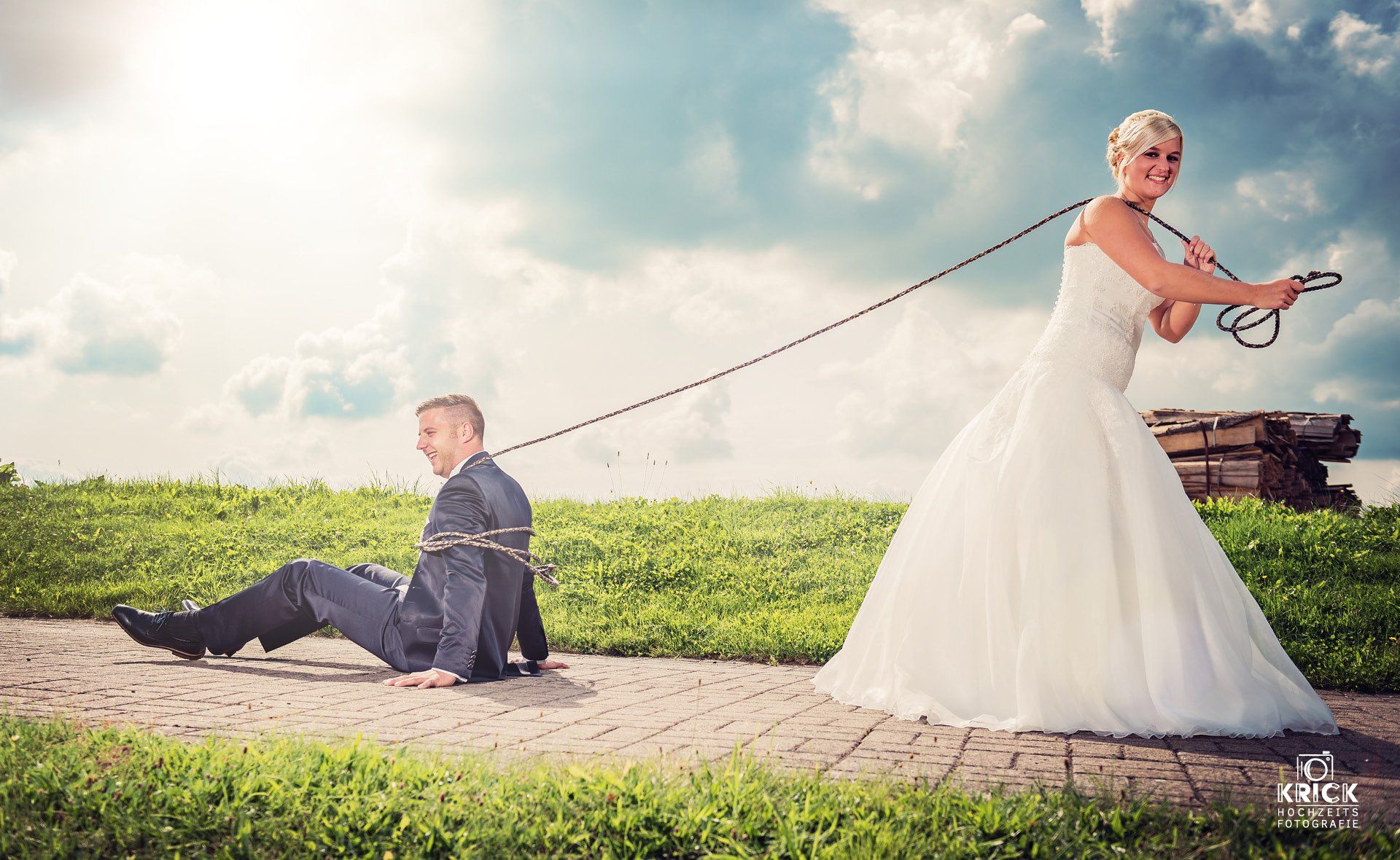 Braut mit Bräutigam im Lasso gefangen.