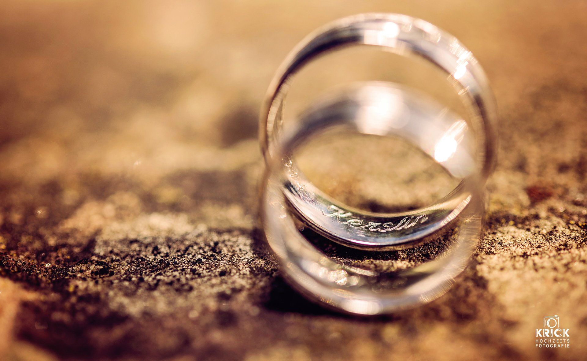 Ein Paar Eheringe liegt auf einem Felsen.