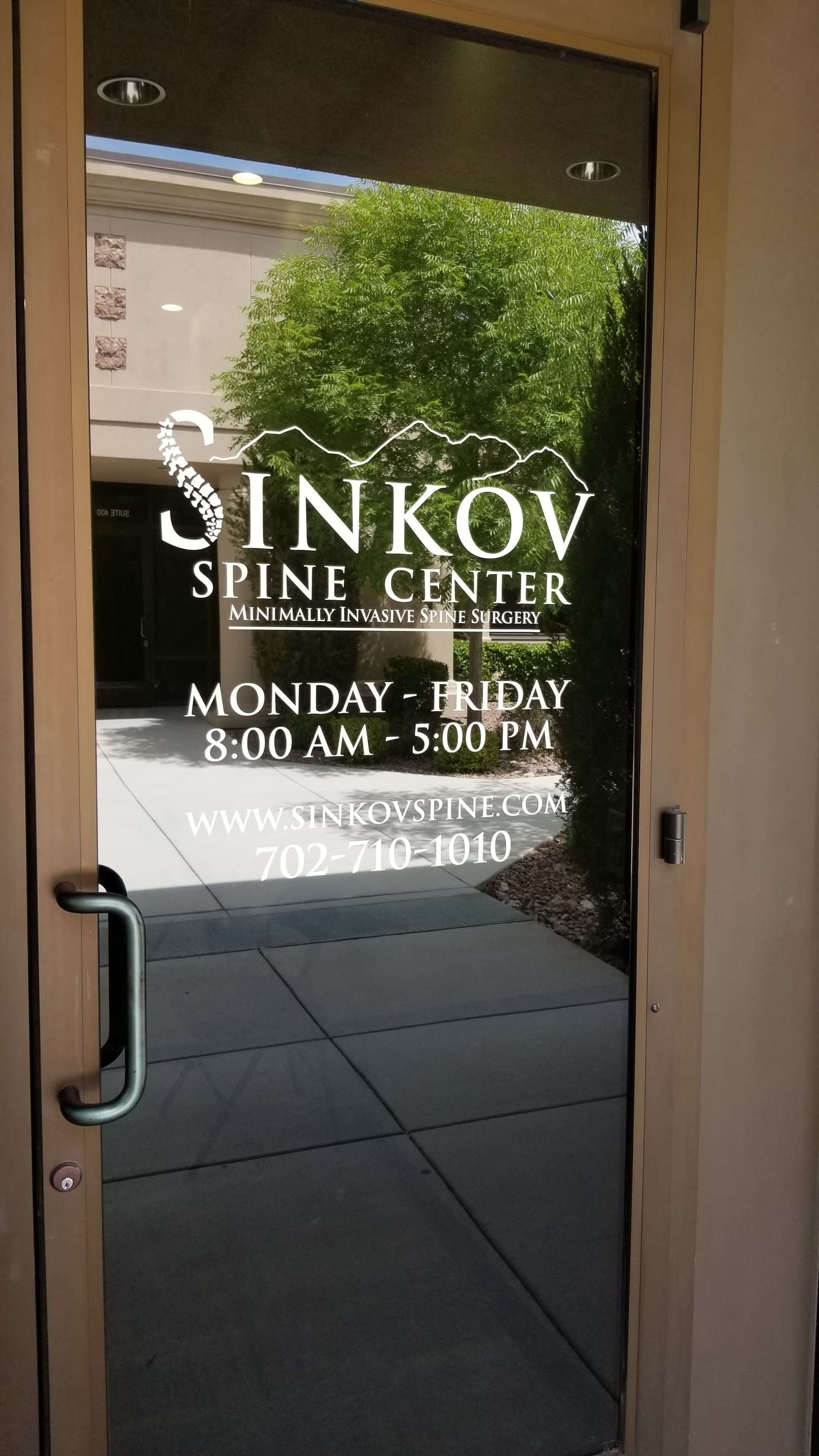 Sinkov spine center door
