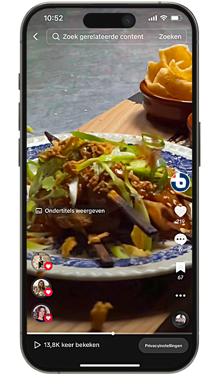 Smartphone waarop een TikTok-video te zien is van een bord eten, mogelijk noedels, met gefrituurde chips op de achtergrond.