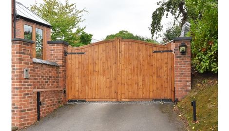 Wooden gates for driveway in Leicester