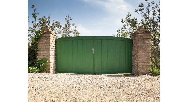 green driveway gates in Leicester
