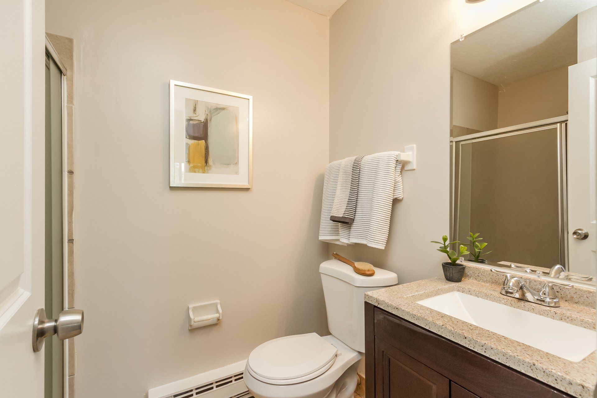 La Croix Court Apartments bathroom