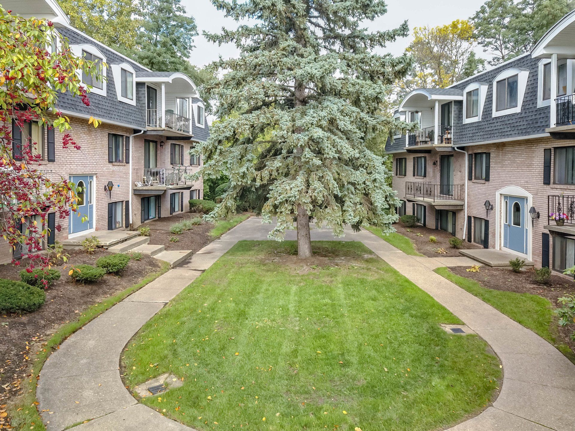 La Croix Court Apartments lawn