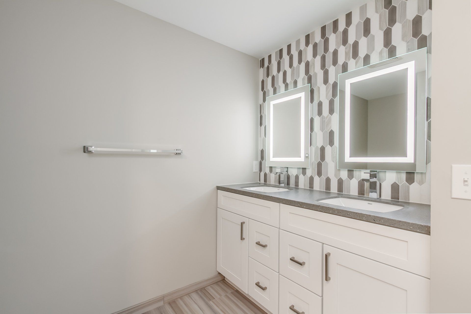 La Croix Court Apartments bathroom